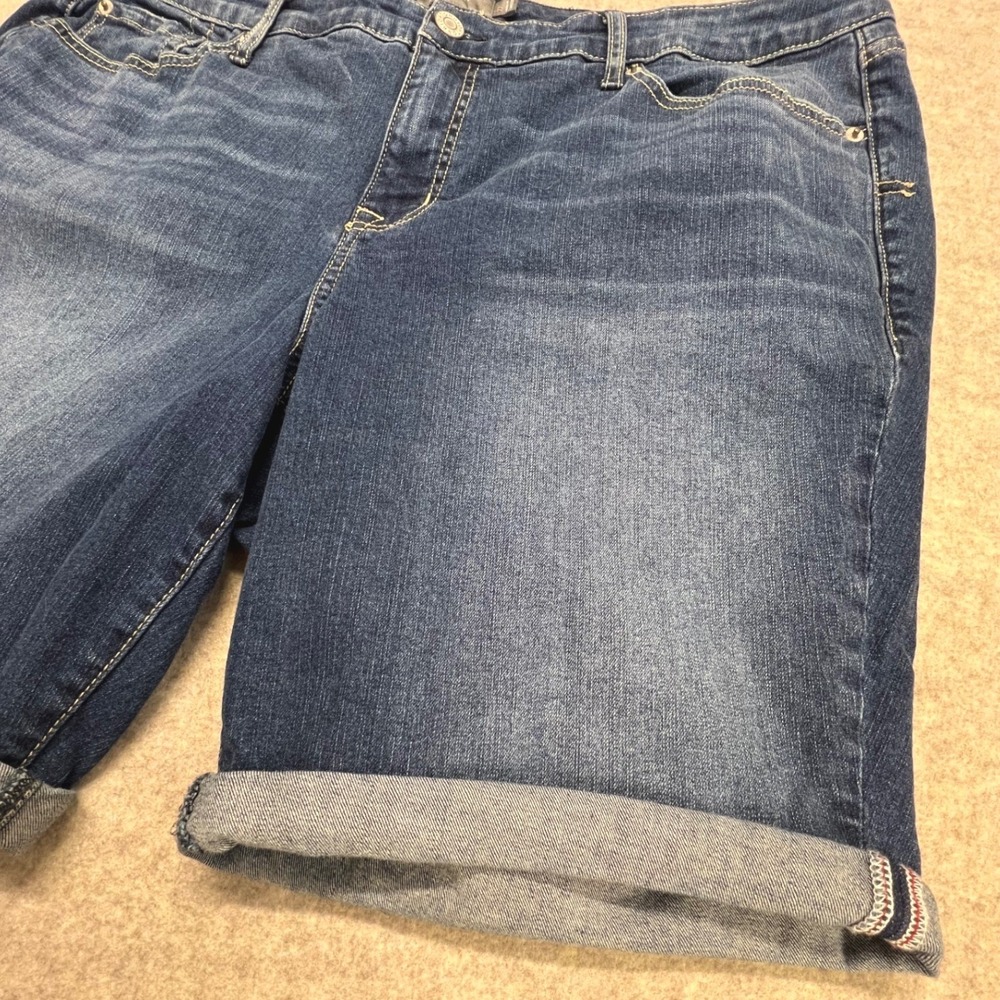 Torrid Denim Shorts Womens Size 22 Mid Rise Cuffed Blue Jean - Picture 5 of 5